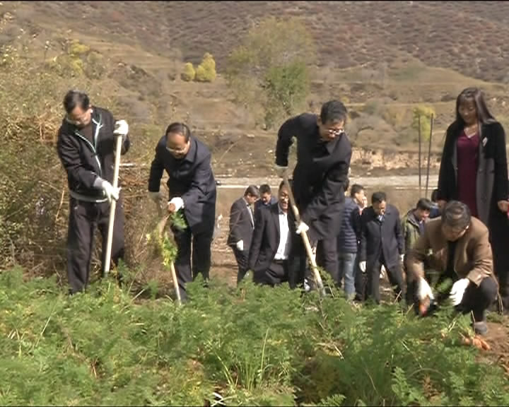 省人大常委会副主任 省总工会主席田喜荣带领省总工会干部在岢岚县宋家沟乡集中开展精准扶贫帮扶活动