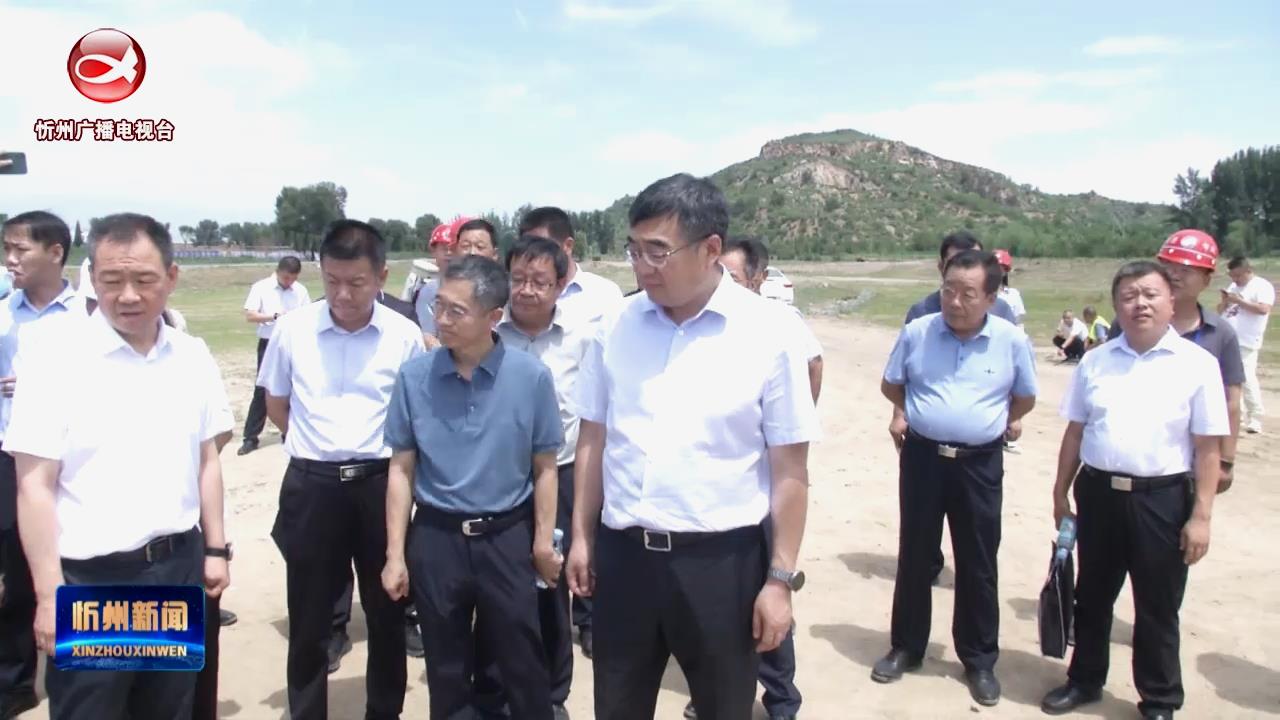 李建国在南云中河生态治理工程现场巡河调研​